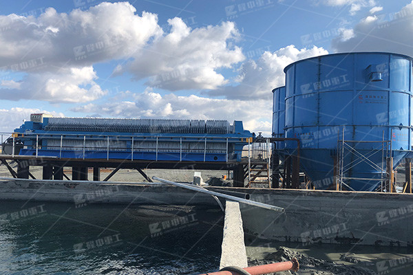 污泥處理設(shè)備帶式壓濾機(jī)多少錢，處理量能上去嗎？